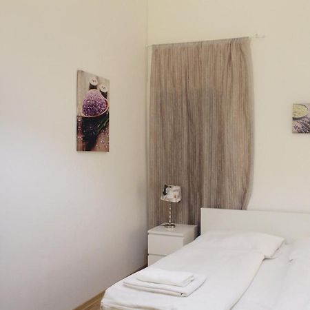 Modern Apartment Ve Smeckach 28 Praag Buitenkant foto
