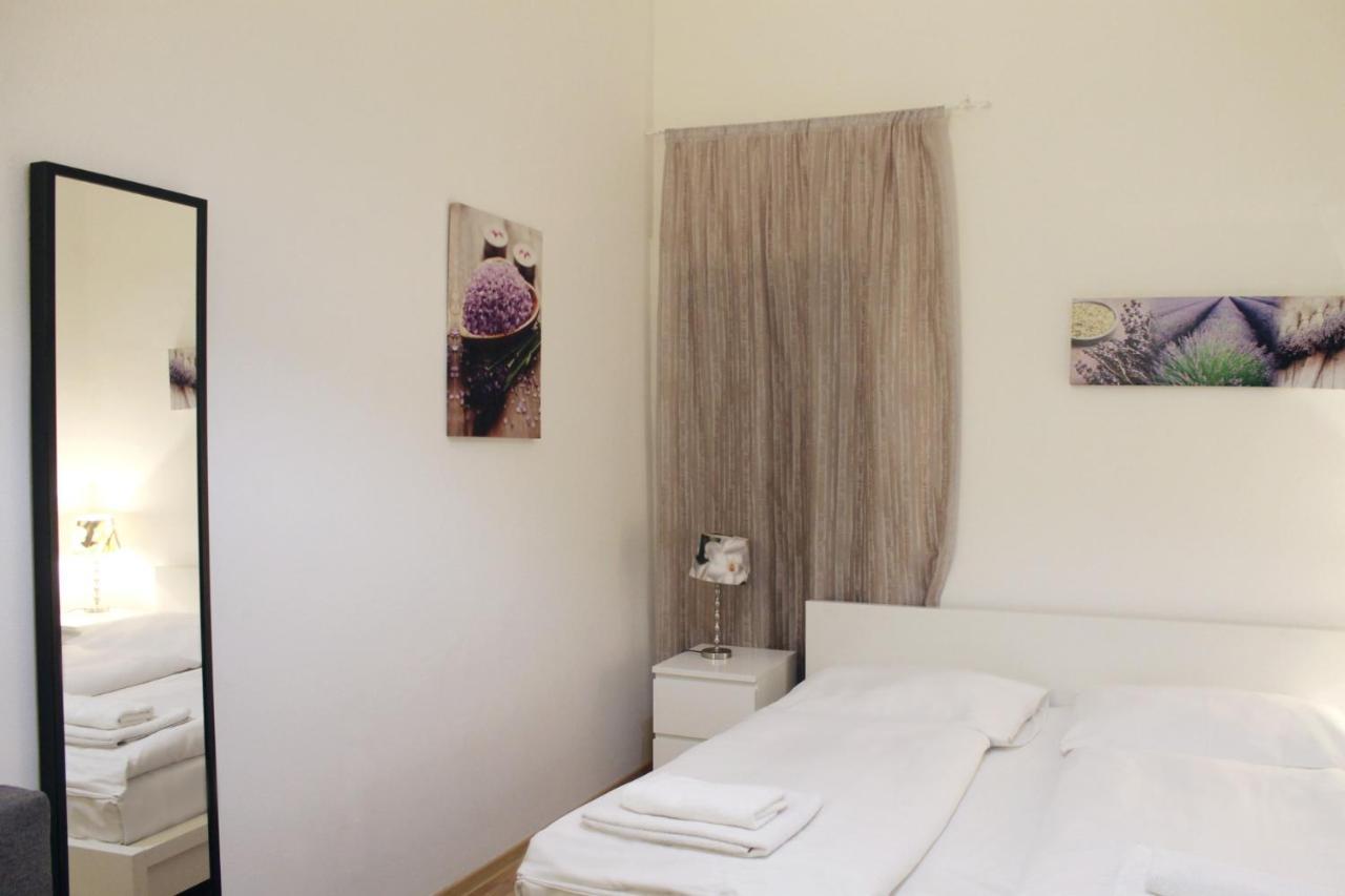 Modern Apartment Ve Smeckach 28 Praag Buitenkant foto