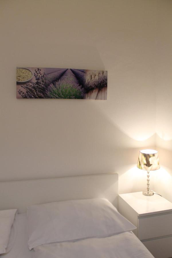 Modern Apartment Ve Smeckach 28 Praag Buitenkant foto